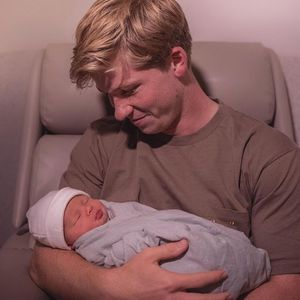 Stolzer Onkel: Hier hält Robert Irwin seine Nichte Grace