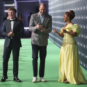 Total lässig: Prinz William in Sneakern auf rotem Teppich