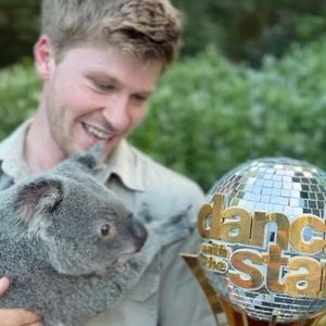 Robert Irwin zeigt Zootieren "Dancing with the Stars"-Pokal