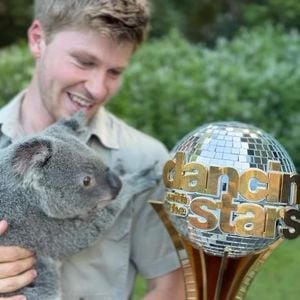 Robert Irwin zeigt Zootieren "Dancing with the Stars"-Pokal
