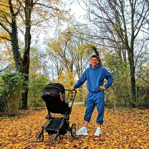 Im Jogger: Robert Lewandowski genießt seine Rolle als Papa