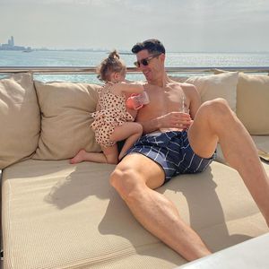 Robert Lewandowski teilt süßes Papa-Tochter-Bild im Urlaub