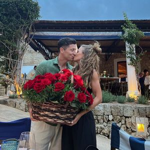 Mit Rosenkorb: Anna und Robert Lewandowski feiern Jubiläum