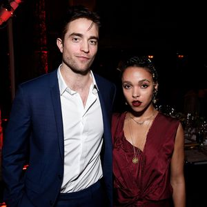 Verlobung mit Rob Pattinson: FKA Twigs rassistisch beleidigt