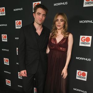 Robert Pattinson und Suki Waterhouse strahlen auf Red Carpet