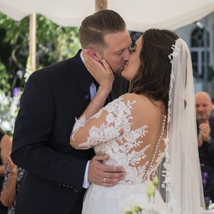"Hochzeit auf ersten Blick": So war Kuss für Robert & Emily