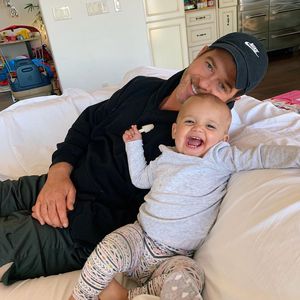 Hier strahlt Robin Thicke mit Tochter Lola (1) um die Wette