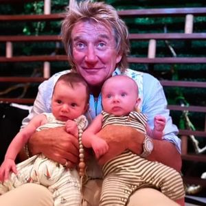 Wie süß! Hier kuschelt Rod Stewart mit seinen Enkelsöhnen
