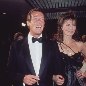 Maud Adams setzte Roger Moore bei Bond-Dreh außer Gefecht