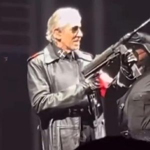 Pink-Floyd-Star Roger Waters tritt in Nazi-Kostüm auf!