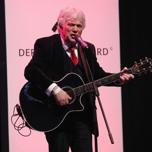 Rolf Zuckowski überrascht Kinder im Hospiz mit seiner Musik