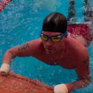 Trotz amputierter Hände und Füße: Roman Kostomarow schwimmt
