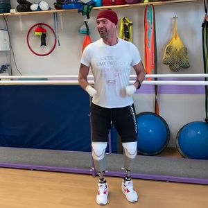 Nach Amputation: Roman Kostomarow springt mit Prothesen