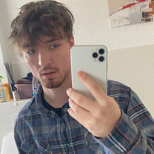 Mit Kuss-Pic verkündet: Roman Lochmann ist in festen Händen