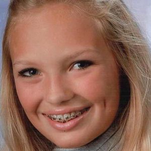 Welcher Victoria's-Secret-Engel strahlt hier mit Zahnspange?