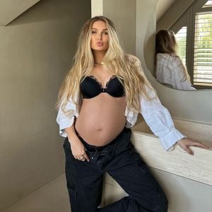 Hochschwanger: Romee Strijd zeigt ihren nackten Babybauch