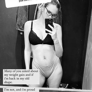 In Unterwäsche: Model Romee Strijd zeigt After-Baby-Body