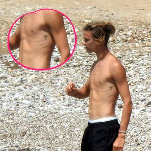 Hier zeigt Romeo Beckham (17) sein allererstes Tattoo!