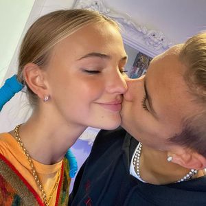 Megaverliebt: Romeo Beckham teilt neues Knutsch-Pic mit Mia
