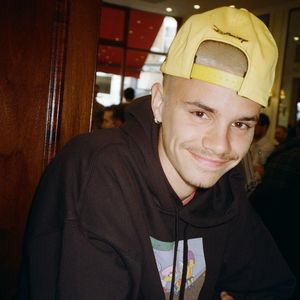 Romeo Beckham bricht Kein-Handy-Regel auf Brooklyn-Hochzeit