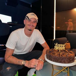 Lässiges Outfit: Romeo Beckham feierte seinen 22. Geburtstag