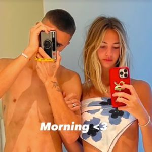Romeo Beckham posiert oben ohne mit seiner Freundin Mia