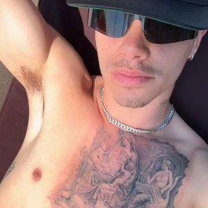 So cool posiert Romeo Beckham mit neuem Tattoo auf der Brust