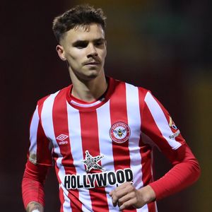 Romeo Beckham holt Pokal mit Brentford: Wo ist Papa David?