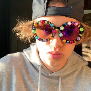 Wie Patenonkel Elton John: Romeo Beckham trägt bunte Brille