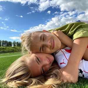 So verliebt kuschelt Romeo Beckham mit seiner Freundin
