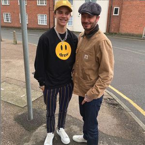 Ganz der Papa: Romeo Beckham hat jetzt auch XXL-Beintattoo!