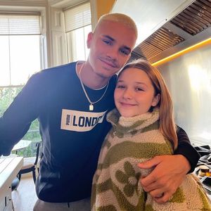 Neue Frisur: Romeo Beckham trägt blondierten Raspel-Look