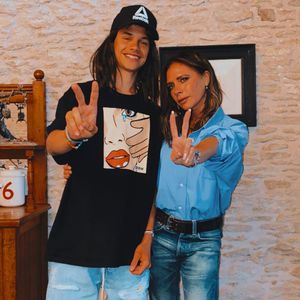 Wie cool: Romeo Beckham imitiert Mama Vic mit Perücke
