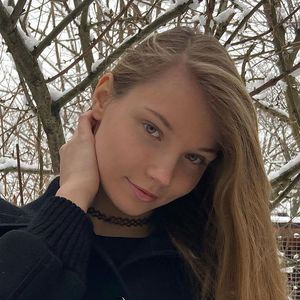 Bald Popstar statt Model? GNTM-Romy arbeitet an einem Song!