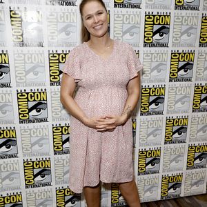 Schwangere Ronda Rousey zeigt Babybauch stolz in die Kamera