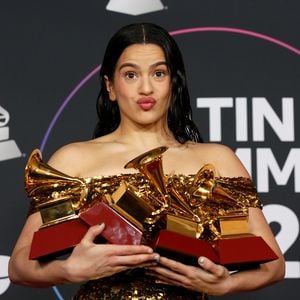 Sängerin Rosalía räumte vierfach bei den Latin Grammys ab!
