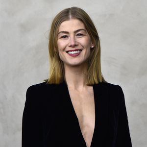 Rosamund Pike bekam ihr Kind in der Wohnung ihrer Mama