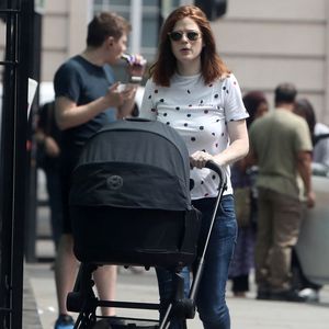 Kurz nach Geburt: Rose Leslie geht mit Töchterchen spazieren