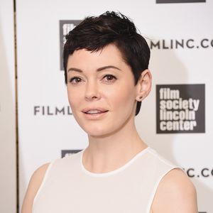 Rose McGowan als Geschenk verpackt