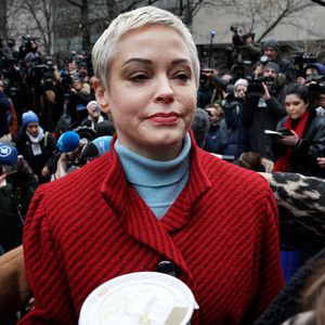 T-Shirt oder Kleid? Rose McGowan leicht bekleidet