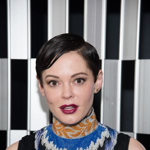 Was ist denn das? Rose McGowan im Horror-Outfit