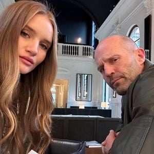 Selten: Rosie Huntington-Whiteley teilt Bild mit Jason!