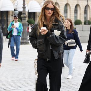 So lässig beeindruckt Rosie Huntington-Whiteley in Paris