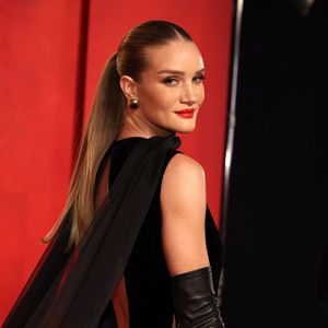 Zu gewagt? Rosie Huntington-Whiteley lässt ganz tief blicken