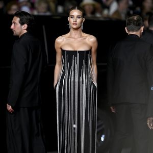 Rosie Huntington-Whiteley glänzt im funkelnden Wow-Look!