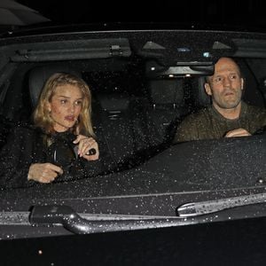Hier verlassen Rosie und Jason Statham ein romantisches Date