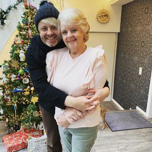 Große Ähnlichkeit: Ross Antony teilt Bild mit seiner Mutter