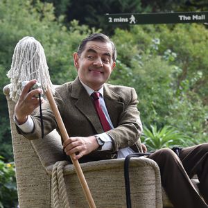 Rowan Atkinsons Auto brennt in Mr. Bean-Manier