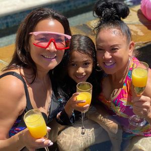 Sektflöte: Was trinkt Chris Browns Tochter Royalty (5) hier?