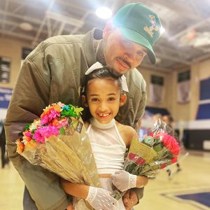 Wie niedlich! Royalty Brown singt Ständchen für Papa Chris